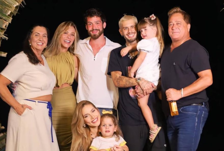 ze-felipe-emociona-ao-declarar-amor-a-joao-guilherme-em-festa-de-aniversario-de-23-anos-da-familia-leonardo