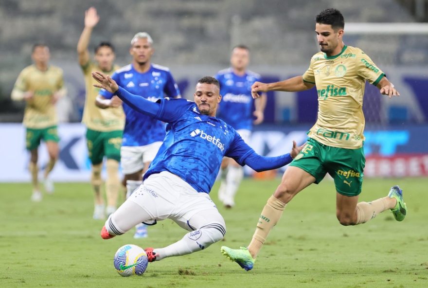 MG - BELO HORIZONTE - 04/12/2024 - BRASILEIRO A 2024, CRUZEIRO X PALMEIRAS - Ze Ivaldo jogador do Cruzeiro disputa lance com Flaco Lopez jogador do Palmeiras durante partida no estadio Mineirao pelo campeonato Brasileiro A 2024. Foto: Gilson Lobo/AGIF